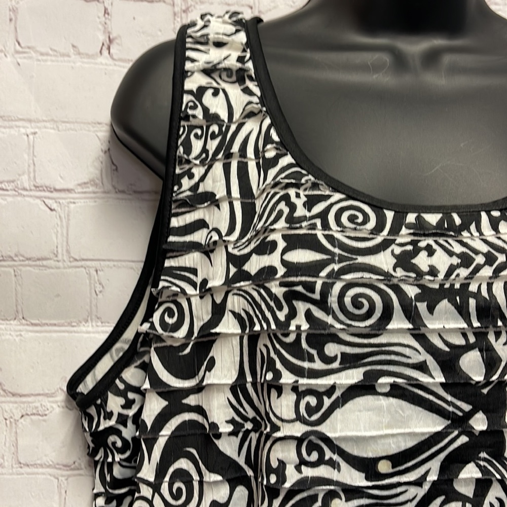 Plus Woman’s Sleeveless Blouse - Picture 5 of 11